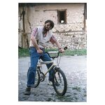 ahmet uluçay bisikletin üstünde.jpg