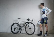simon-yates-scott-addict-white-jersey-special-edition-photo-credit-k-ramon-12.jpg