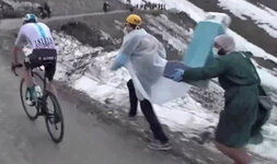 Chris-Froome-was-chased-by-two-people-dressed-as-surgeons-carrying-an-inhaler-965119.jpg