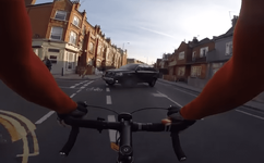 o daha çok uzaktayken dönüşüne başlamış hatta dönüşünü tamamlamak üzere olan arabaya tepki.png